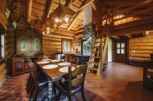 pohled na srub přes rybník